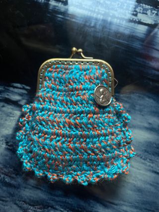 monedero de crochet con cierre metálico