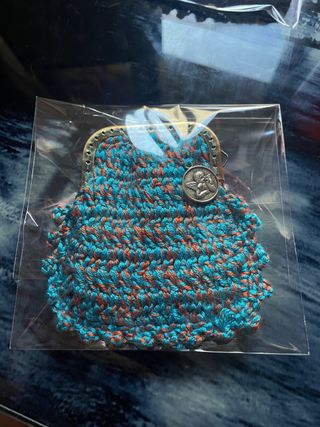 monedero de crochet con cierre metálico