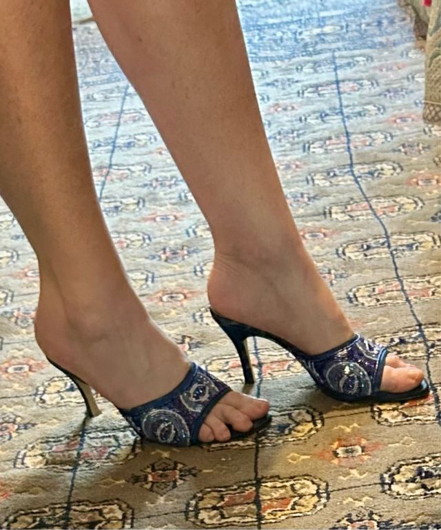 Sandalias tacón raso y paillettes Menbur