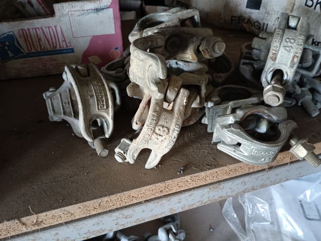 Pinza per ponteggi europea