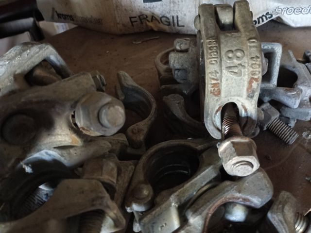 Pinza per ponteggi europea