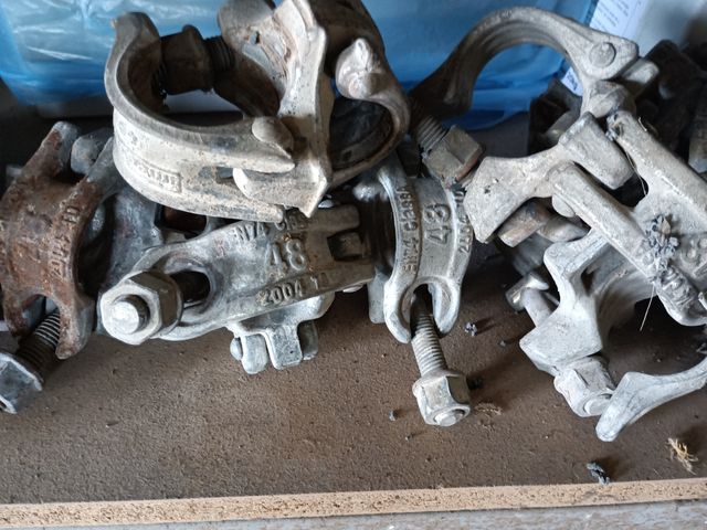 Pinza per ponteggi europea