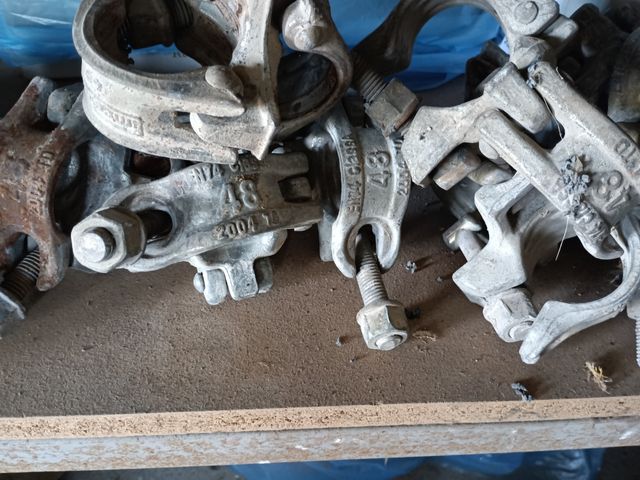 Pinza per ponteggi europea