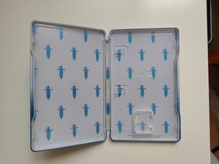 CARCASA METÁLICA EXCLUSIVA POKEMON ESPAD