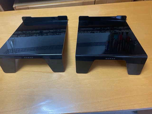 Dos. Bases para altavoces.