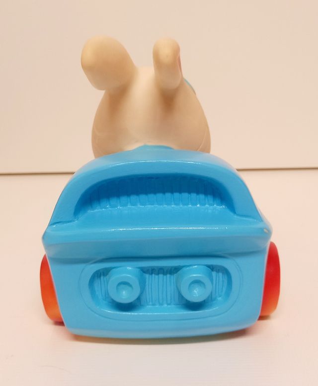 Juguete antiguo de goma, Jugasa. Conejo en auto.