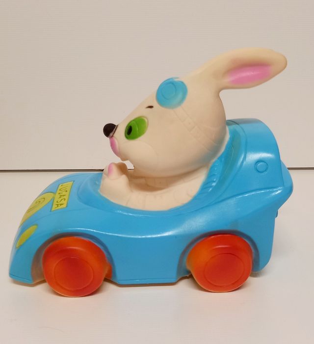 Juguete antiguo de goma, Jugasa. Conejo en auto.