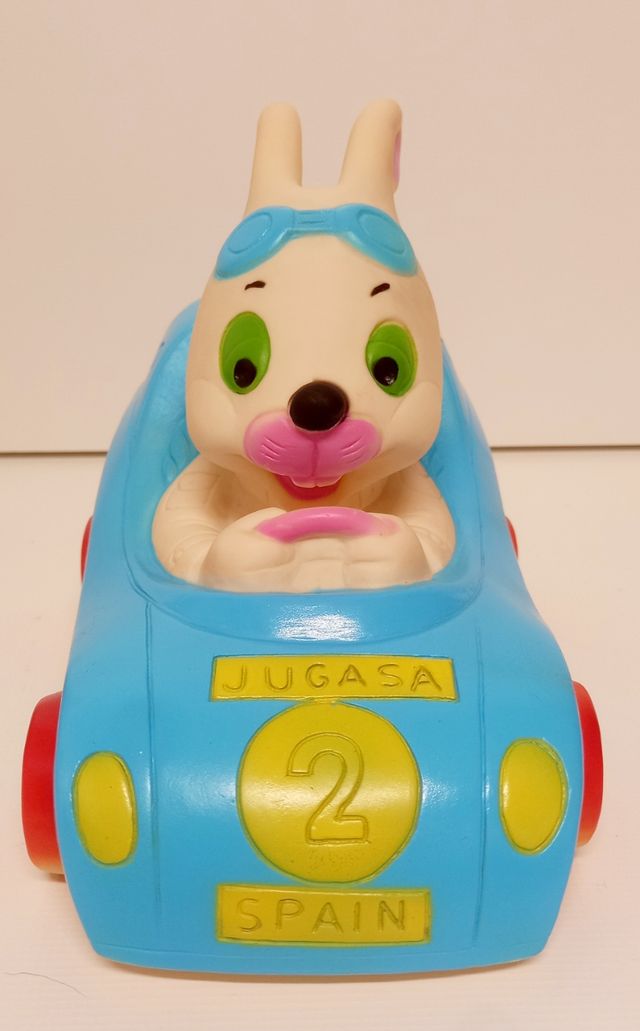 Juguete antiguo de goma, Jugasa. Conejo en auto.