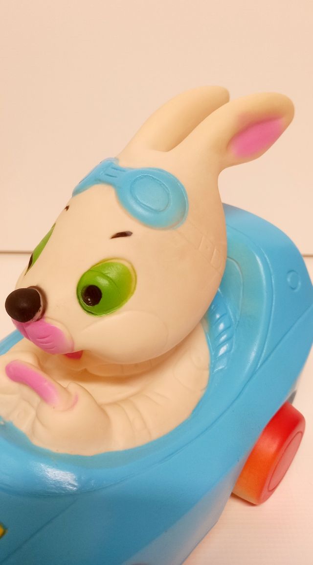 Juguete antiguo de goma, Jugasa. Conejo en auto.