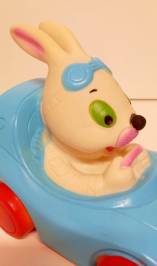 Juguete antiguo de goma, Jugasa. Conejo en auto.