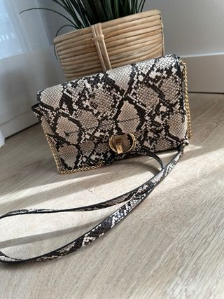 Bolso con estampado serpiente de Mango 