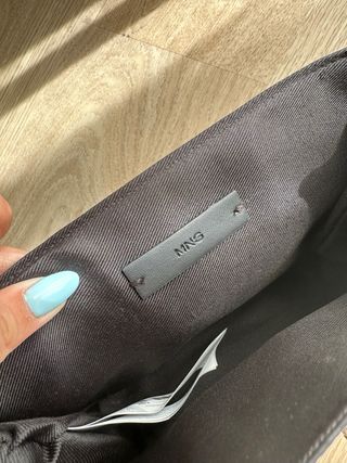 Bolso con estampado serpiente de Mango 