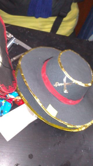 4 pz cappello  2 spede 1 euro l'uno