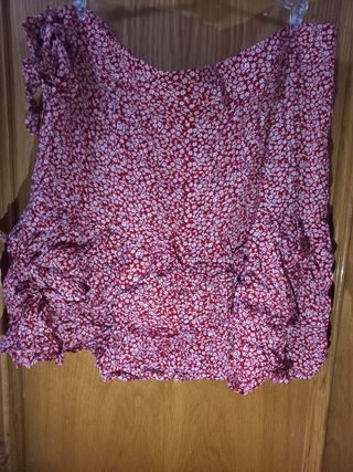 Falda roja con flores blancas 
