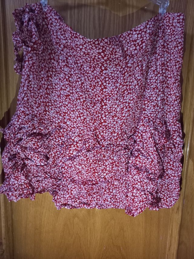 Falda roja con flores blancas