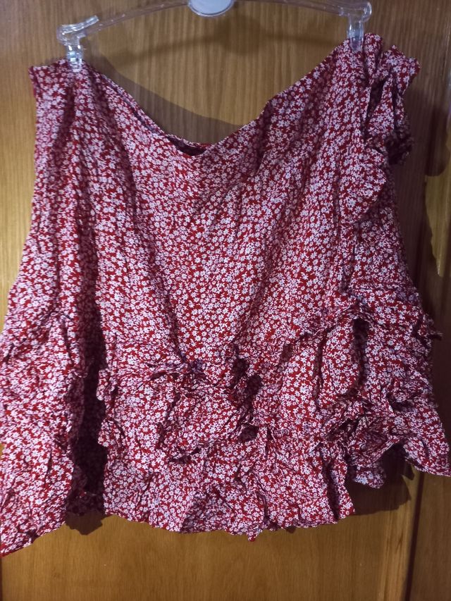 Falda roja con flores blancas