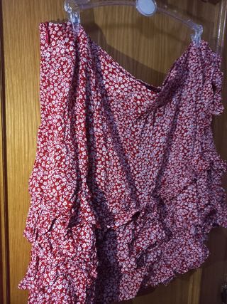 Falda roja con flores blancas 