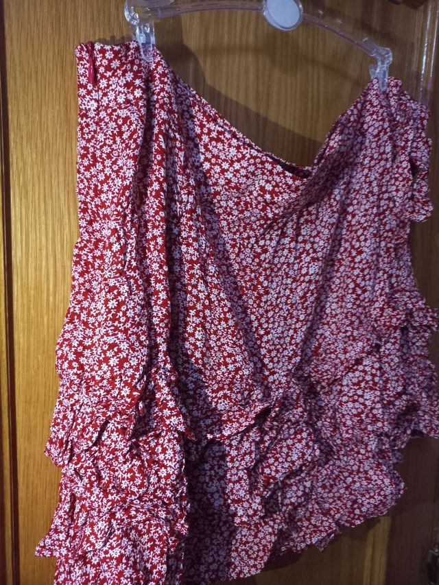 Falda roja con flores blancas