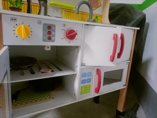 Cocinita de madera con accesorios