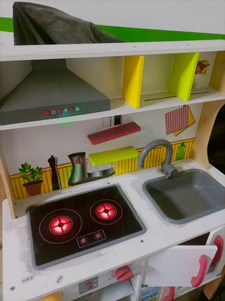 Cocinita de madera con accesorios