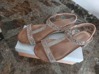 Sandalias doradas brillantes 