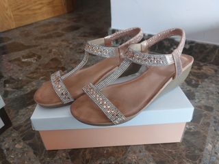 Sandalias doradas brillantes 