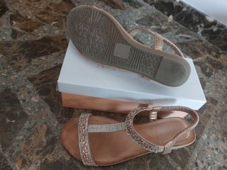 Sandalias doradas brillantes 