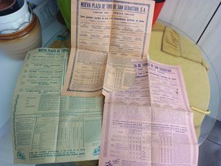 26 CARTELES DE CORRIDAS DE TOROS + 1TARJETA POSTAL