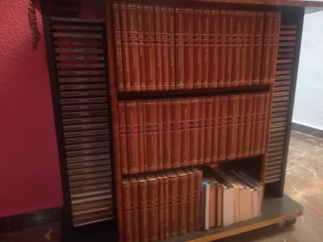 Colección de libros y CDs