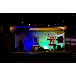 Servicio de equipo de sonido y escenario