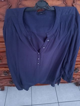 Camicia blu,con bottoni gioiello.