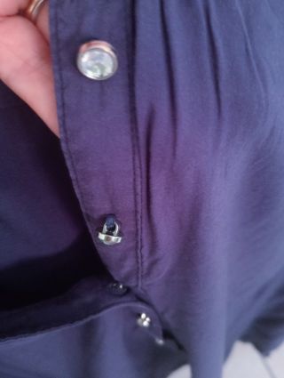 Camicia blu,con bottoni gioiello.