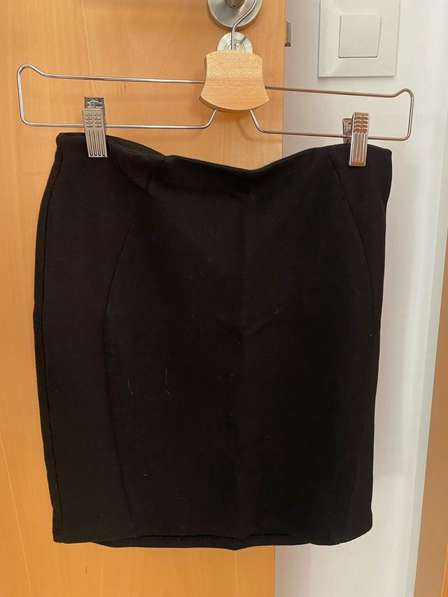 Falda negra Stradivarius 