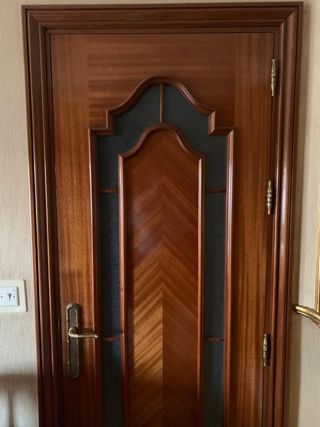 Puerta maciza con cristales