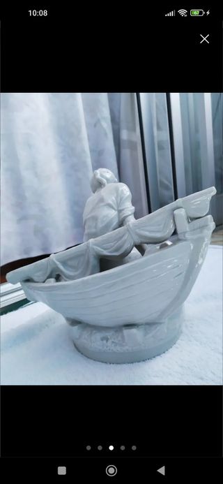 Figura de porcelana.Pescador en su barca
