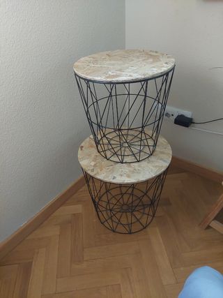 Mesas. La parte de arriba es como de madera.