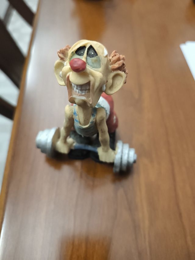 Figura de hombre haciendo ejercicio