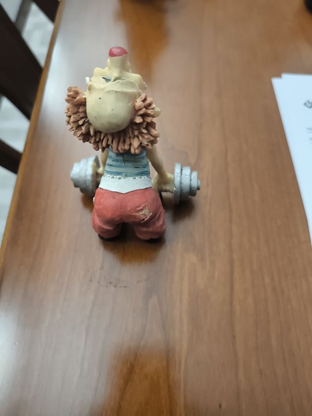 Figura de hombre haciendo ejercicio