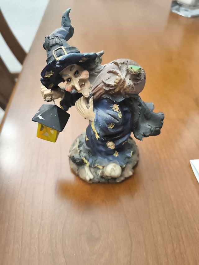 Figura de bruja con lámpara