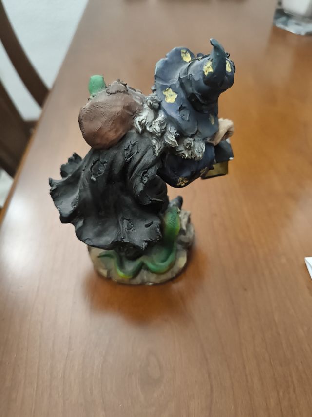 Figura de bruja con lámpara