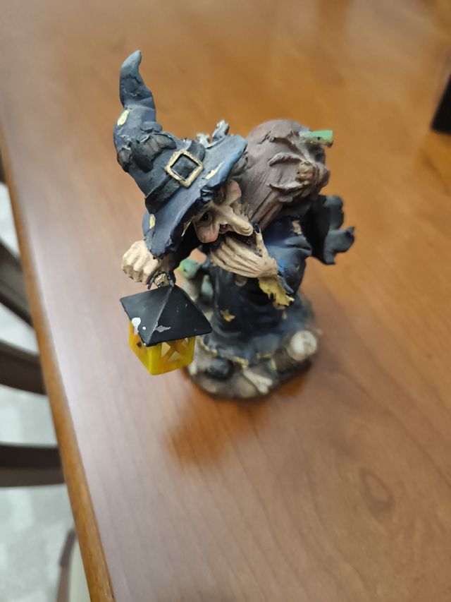 Figura de bruja con lámpara
