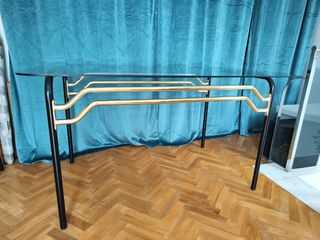 Preciosa mesa con 6 sillas negra y dorada