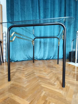 Preciosa mesa con 6 sillas negra y dorada