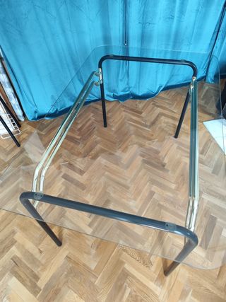 Preciosa mesa con 6 sillas negra y dorada