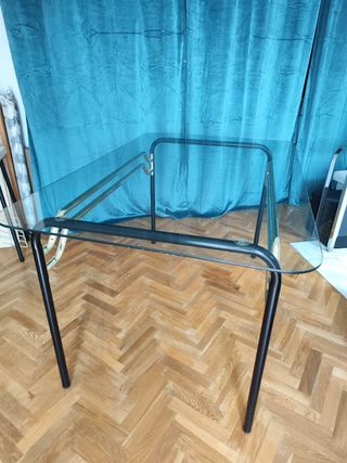 Preciosa mesa con 6 sillas negra y dorada