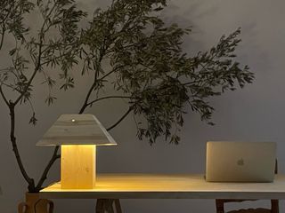 Lámpara de mesa de madera hecha a mano