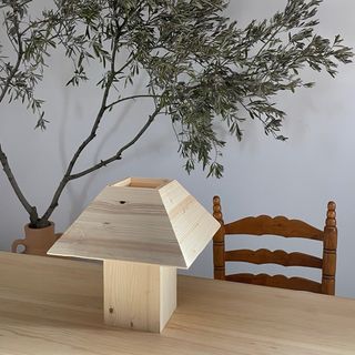 Lámpara de mesa de madera hecha a mano