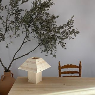 Lámpara de mesa de madera hecha a mano