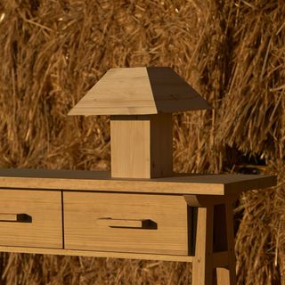 Lámpara de mesa de madera hecha a mano