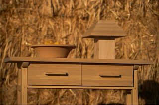 Lámpara de mesa de madera hecha a mano